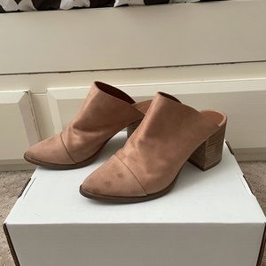 Report tan mule slip on